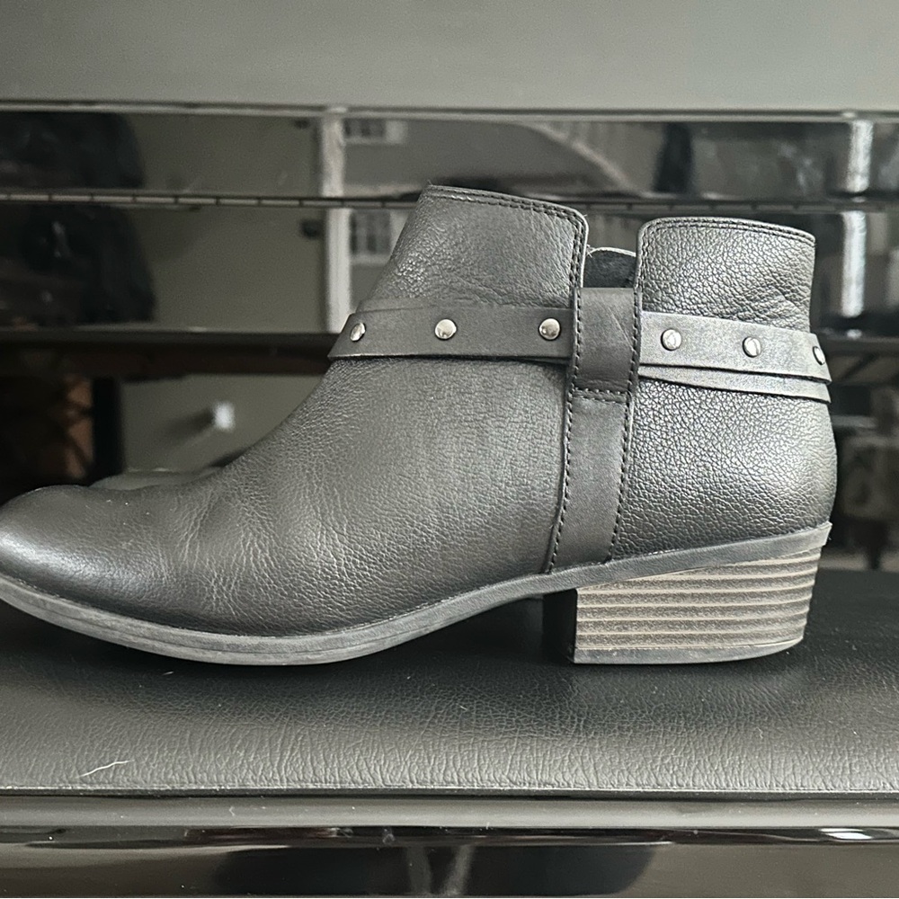 Clark's Genuine Leather Studded Strap Women's Black Ankle Boots Size 9 GUC